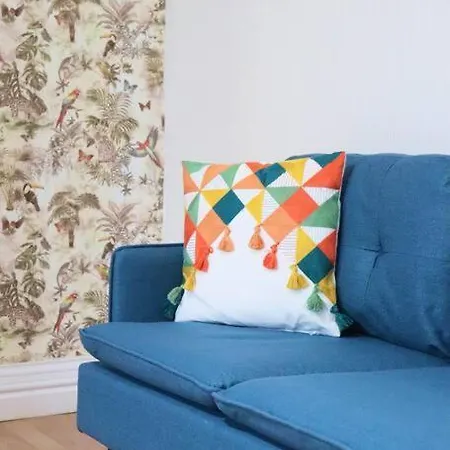 Peaceful 2 Bed House Free Parking شقة ليدز