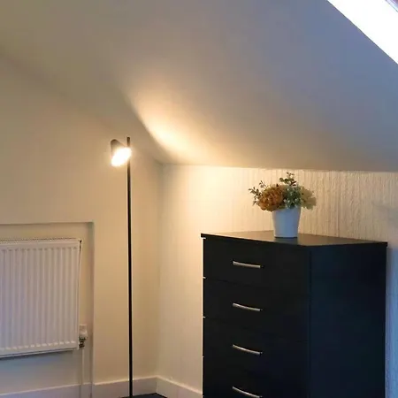 Peaceful 2 Bed House Free Parking شقة *