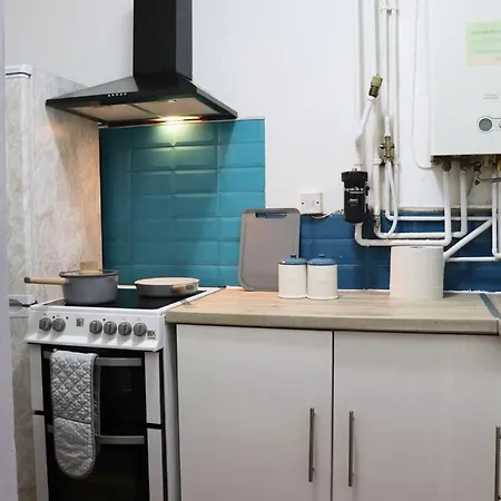 Peaceful 2 Bed House Free Parking شقة